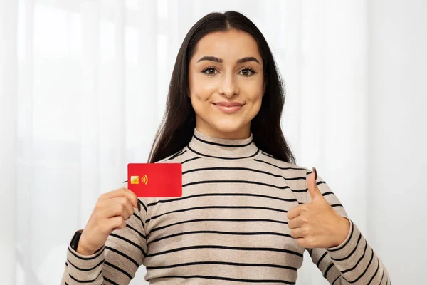 Usmívající Mladá Hezká Dáma Blízkého Východu Ukáže Kreditní Kartu Zvedne — Stock fotografie