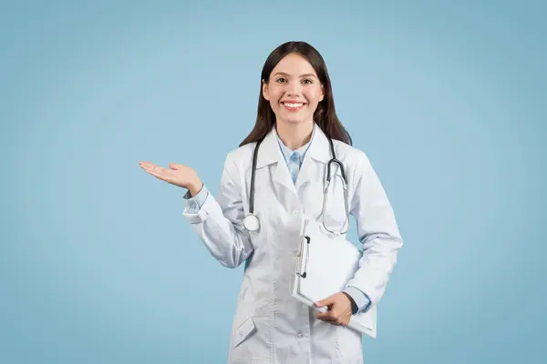 Весела Жінка Лікар Білому Пальто Буферами Представляють Або Показують Відкритою — стокове фото