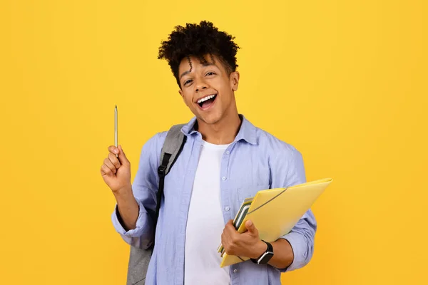 Joyful Zwarte Mannelijke Student Met Mappen Pen Lachen Kijken Opgewonden — Stockfoto