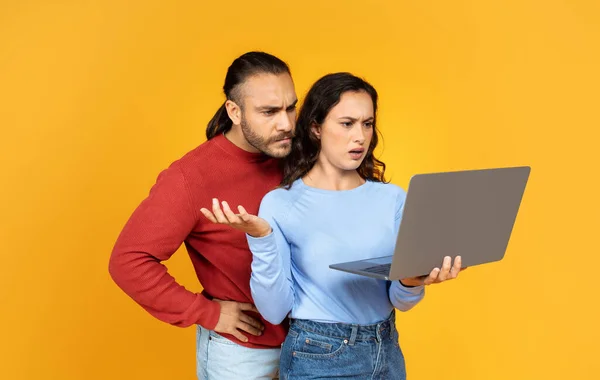 Güzel Kızgın Milenyum Çifti Birlikte Modern Dizüstü Bilgisayar Kullanıyor Sarı — Stok fotoğraf