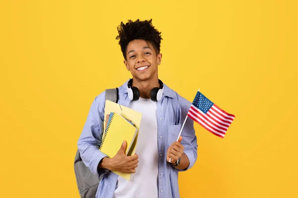 Glad Svart Manlig Student Håller Anteckningsböcker Och Usa Flagga Med — Stockfoto