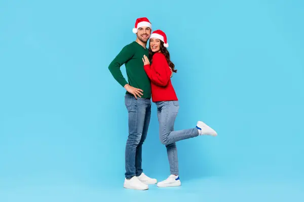 Glückliche Europäische Eheleute Nikolausmützen Umarmen Sich Stehend Auf Blauem Grund — Stockfoto