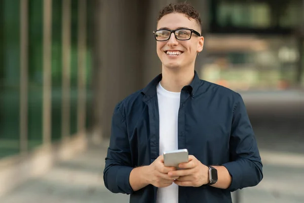 Contente Estudante Homem Caucasiano Milenar Gerente Casual Óculos Digitando Smartphone — Fotografia de Stock