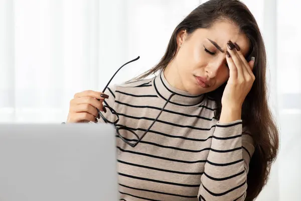 Mutsuz Genç Arap Bayan Bilgisayarda Çalışıyor Gözlüklerini Çıkarıyor Migren Sağlık — Stok fotoğraf
