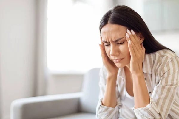Kopfschmerzen Junge Gestresste Frau Die Hause Migräne Leidet Kranke Millennials — Stockfoto
