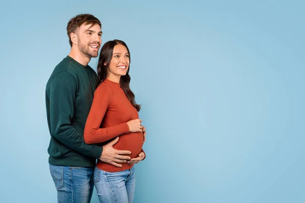 Genç Avrupalı Adam Karnına Dokunan Hamile Karısını Nazikçe Kucaklıyor Sevgi — Stok fotoğraf