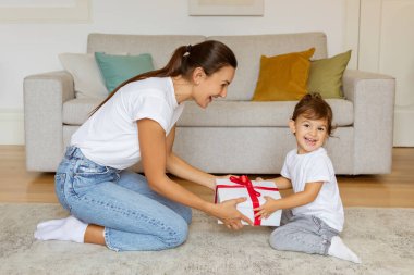 Childs 'ın doğum günü. Anneciğin küçük kızına evde birlikte otururken hediyesini vermesi, anneciğin yeni yürümeye başlayan kızı tatille kutlaması, şimdiki boş alanla sürpriz oldu.