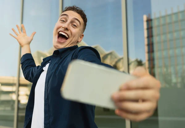 Blij Opgewonden Millennial Kaukasische Man Blogger Casual Maken Selfie Telefoon — Stockfoto