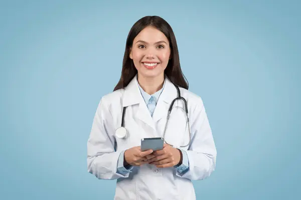 Ung Europeisk Kvinnlig Läkare Vit Medicinsk Uniform Använder Mobiltelefon Och — Stockfoto