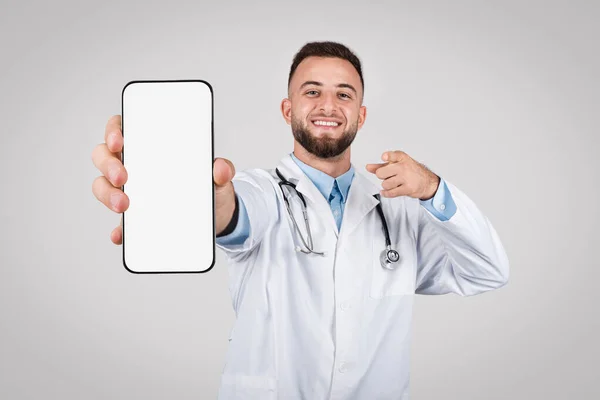 Alegre Doctor Masculino Bata Blanca Mostrando Teléfono Inteligente Con Pantalla —  Fotos de Stock