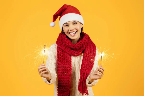 Jeune Femme Dans Chapeau Père Noël Tient Des Étincelles Lumineuses — Photo