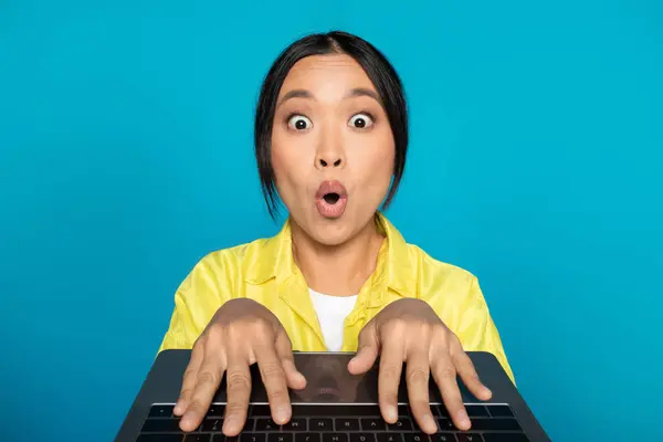 在社交网络的键盘电脑前随意聊天 在蓝色工作室背景下被隔绝的中国年轻女子震惊不已 广告和提供 工作情绪 — 图库照片