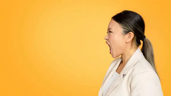 愤怒的 兴奋的 不快乐的 不快乐的 千禧年的日本女人穿着西服尖叫 吓坏了 孤立在黄色的工作室背景 情绪争吵 压力和过度工作 工作中的恐惧 — 图库照片
