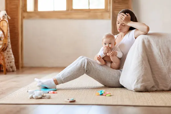 Estrés Maternidad Retrato Una Joven Deprimida Sentada Con Lindo Bebé — Foto de Stock