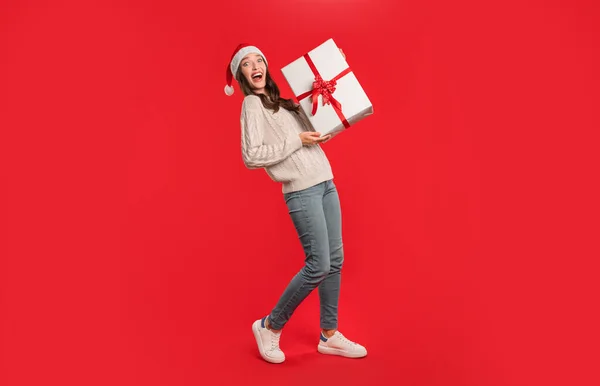 Julens Säsongserbjudande Ung Kvinna Santa Hatt Ler Glatt Håller Festlig — Stockfoto