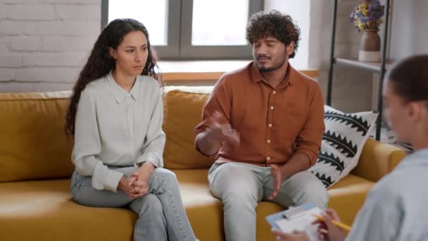 Problemas Familiares Mal Entendidos Jovem Árabe Marido Reclamando Sua Atitude — Vídeo de Stock