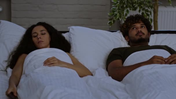 Frustrierte Junge Ehepartner Aus Dem Nahen Osten Leiden Unter Schlaflosigkeit — Stockvideo