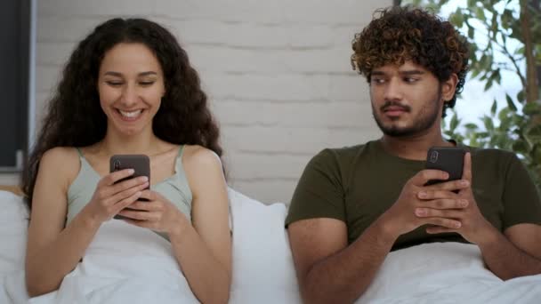 Problemas Conjugais Jovens Cônjuges Oriente Médio Navegam Web Smartphones Deitados — Vídeo de Stock
