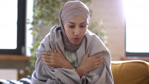 Apartamento Problema Calefacción Joven Mujer Musulmana Infeliz Congelándose Casa Envolviéndose — Vídeos de Stock
