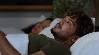 Ani panik atak. Genç, uyanık, orta doğulu, gözleri açık, nefes alıp veren bir adam. Sakince uyuyan karısının yanında uyuyamıyor.