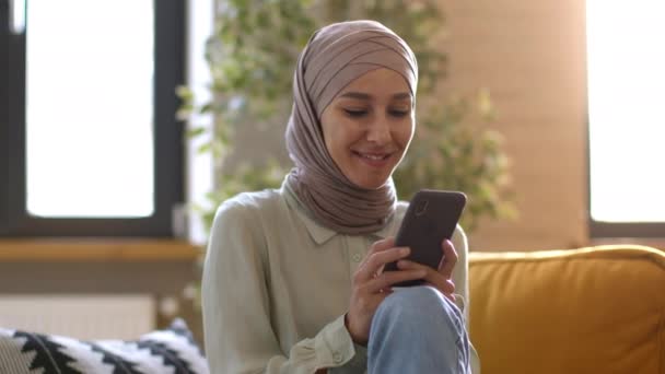 Moderne Online Levensstijl Jonge Zorgeloze Moslim Vrouw Hijab Web Surfen — Stockvideo
