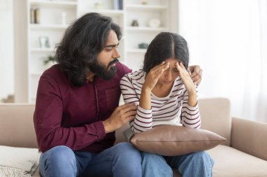 Bin yıllık sakallı Hintli koca ağlayan karısını teselli ediyor, kadınlara sarılıyor ve destekleyici sözler söylüyor. Endişeli genç bir kadın, erkek arkadaşıyla kavga ettikten sonra sinirlendi.