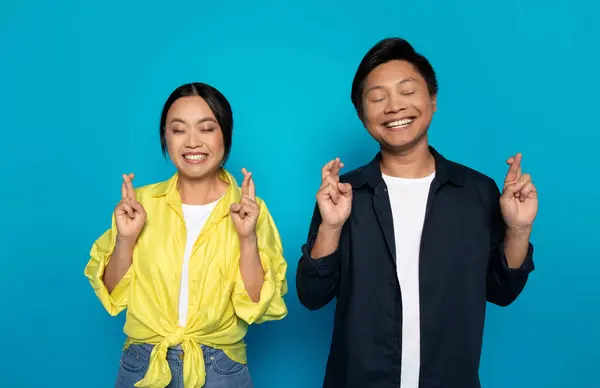 Mutlu Düşünceli Asyalı Çift Hayal Kuruyor Dileklerini Gerçekleştiriyor Mavi Stüdyo — Stok fotoğraf