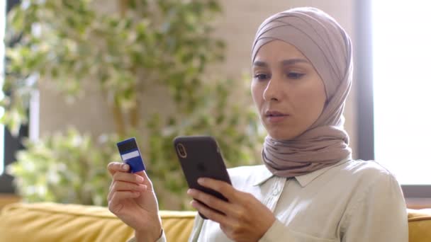 Incidente Servizio Ritratto Ravvicinato Una Giovane Donna Musulmana Delusa Hijab — Video Stock