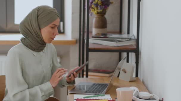 Obchodní Problémy Mladá Nervózní Žena Blízkého Východu Nějaké Problémy Dokumenty — Stock video