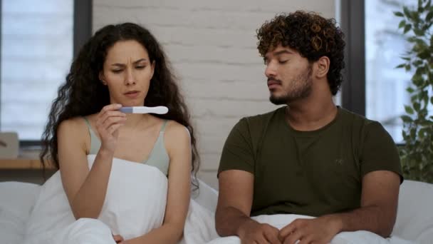 Problema Fertilità Giovane Signora Del Medio Oriente Triste Seduta Letto Video Stock Royalty Free