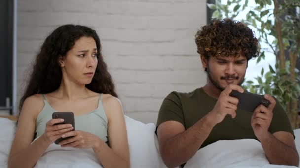 Smartphoneverslaving Jonge Opgewonden Arabisch Man Spelen Online Video Games Mobiele — Stockvideo