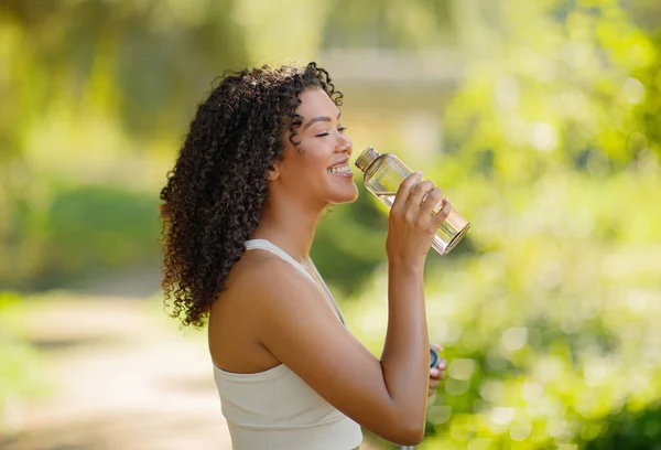 Brazilian Fitness Lady Enjoying Water Drinking Bottle Outdoors Posing Happily — Stock Photo, Image