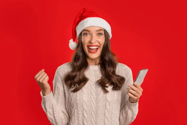 Noel Baba Şapkalı Genç Kadın Telefonda Kutlama Teklifini Kutluyor Kırmızı — Stok fotoğraf
