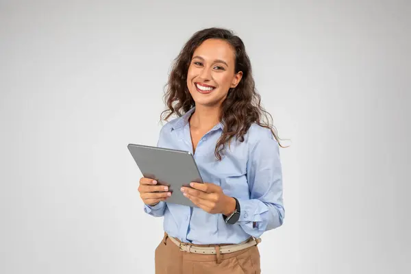Gülümseyen Beyaz Kadını Tablet Kullanıyor Sosyal Ağlar Için Uygulama Sunum — Stok fotoğraf