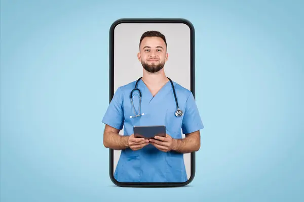 Joven Médico Europeo Abrigo Azul Que Sostiene Tableta Digital Sonríe —  Fotos de Stock