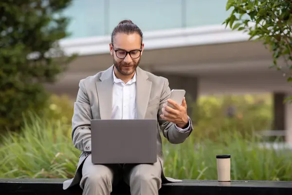Modern Technologies Business Young Businessman Laptop Smartphone Sitting Bench Outdoors — Stock Photo, Image