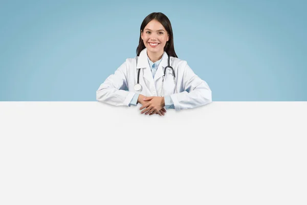 Весела Молода Європейська Леді Лікар Медичній Формі Спираючись Білий Чистий — стокове фото