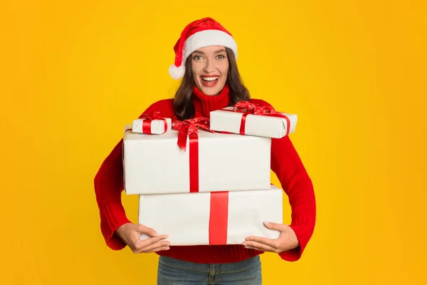 Jeune Femme Chapeau Santa Détient Nombreux Cadeaux Noël Enveloppés Félicitant — Photo