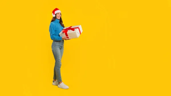 Mujer Sombrero Santa Levanta Con Regalo Navidad Envuelto Listo Para — Foto de Stock