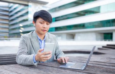 Kulaklık takan Koreli genç bir iş adamı şehir merkezindeki dizüstü bilgisayarında internetten mesaj atıyor, uzaktan kumandayla iletişim kuruyor. Şirket dijital yaşam tarzı, mobil girişimcilik