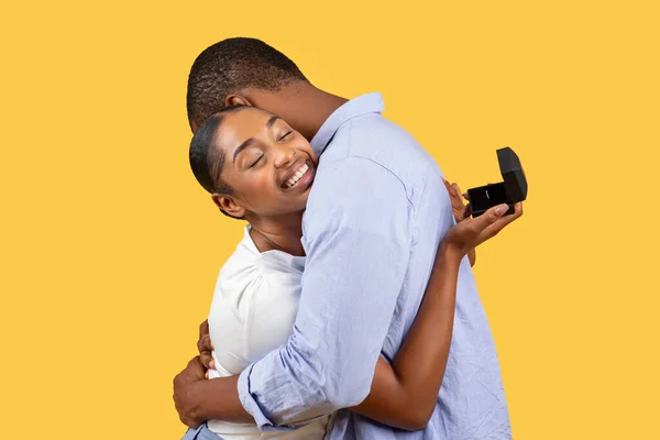Pareja Negra Comparte Cálido Abrazo Después Propuesta Con Mujer Orgullosamente —  Fotos de Stock