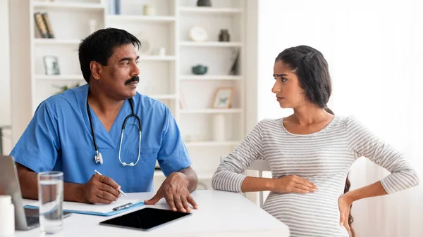 Concerned Indian Pregnant Woman Having Medical Appointment Gynecologist Doctor Clinic — Stock Photo, Image