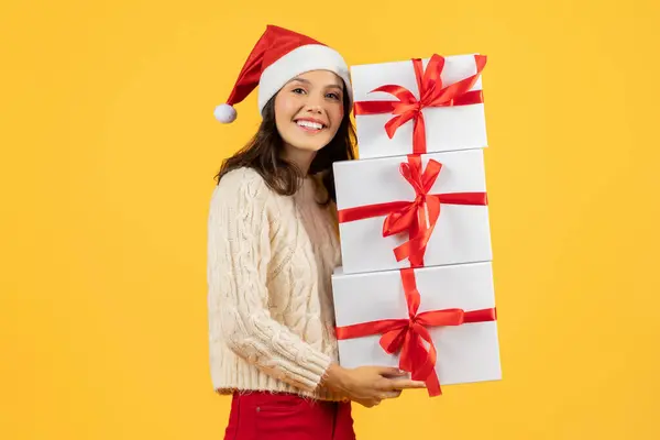 Happy Lady Met Meerdere Kerstdozen Stapel Poseren Vrolijk Feestelijk Santa — Stockfoto