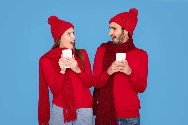 Offre Noël Portrait Jeunes Couples Choqués Dans Des Chapeaux Hiver — Photo