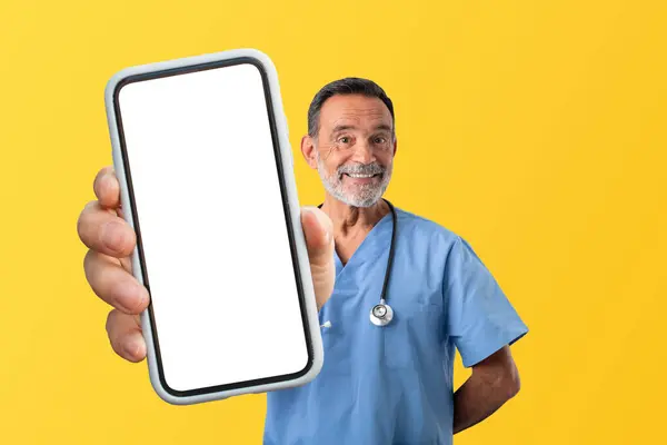 Tıbbi Başvuru Mavi Üniformalı Yetişkin Bir Doktor Boş Ekranlı Akıllı — Stok fotoğraf