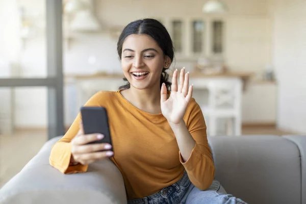 Online Kommunikation Glückliche Inderin Telefoniert Hause Smartphone Lächelt Junge Osteuropäerin — Stockfoto