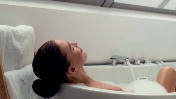 Entorno Baño Sereno Las Imágenes Capturan Una Mujer Envuelta Baño — Vídeos de Stock