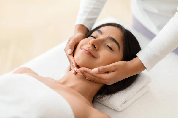 Vacker Ung Indiansk Kvinna Njuter Ansiktslyftning Massage Spa Salong Professionell — Stockfoto