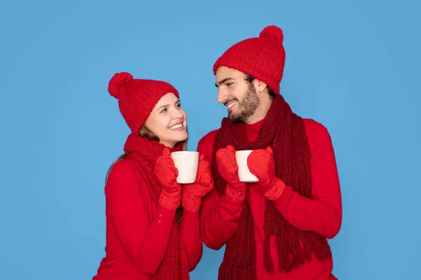 Junges Romantisches Paar Mit Strickhandschuhen Und Hüten Die Zusammen Kakao — Stockfoto
