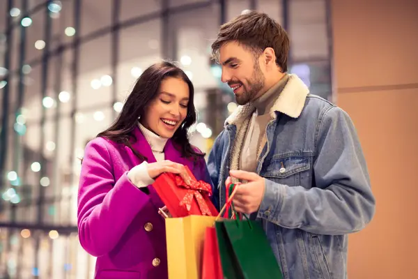 Vreugdevolle Echtgenoten Buiten Het Winkelcentrum Man Verrassende Vrouw Met Valentijnsdag — Stockfoto